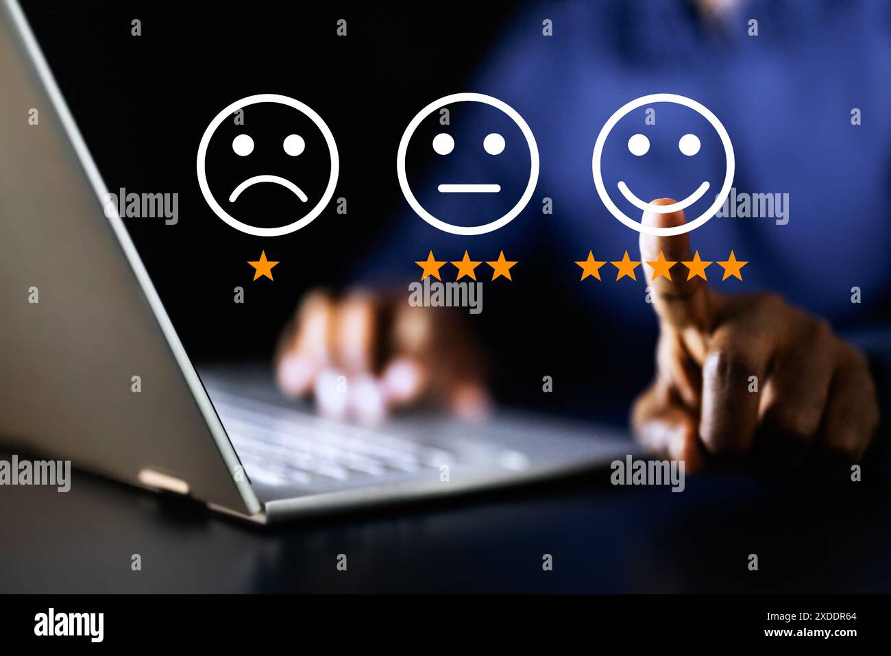 Consulente afro-americano innovativo che aumenta la soddisfazione dei clienti attraverso la tecnologia dei notebook nel marketing online per la collaborazione aziendale. Foto Stock