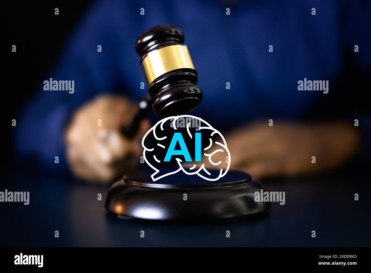 Futuristico uomo afroamericano che utilizza software di intelligenza artificiale in chat virtuale per plasmare la governance aziendale e le decisioni di conformità legale. Foto Stock