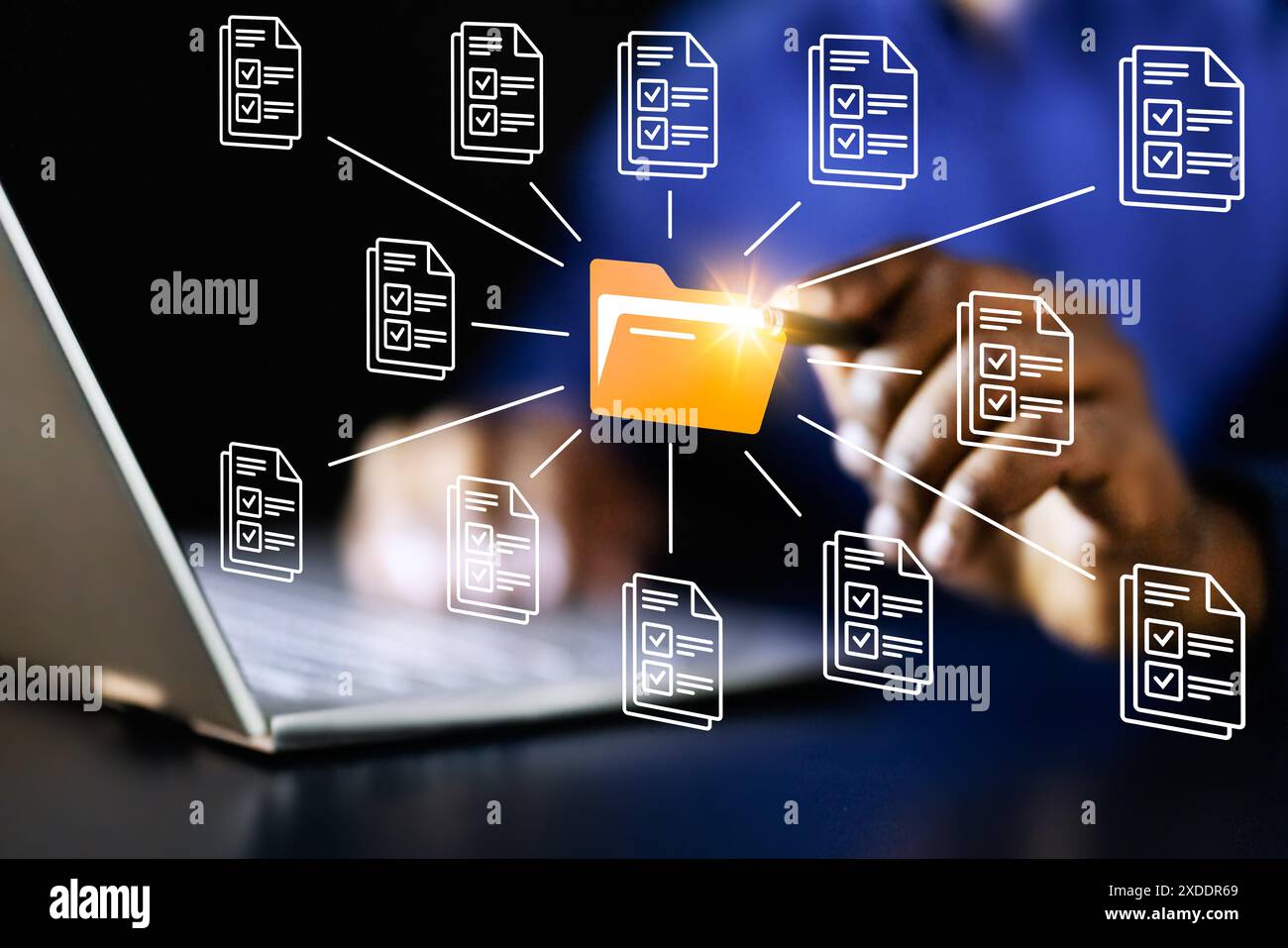 Giovane uomo d'affari afro-americano che utilizza il sistema di realtà virtuale per gestire i file finanziari su laptop per la sua azienda di sicurezza informatica. Foto Stock