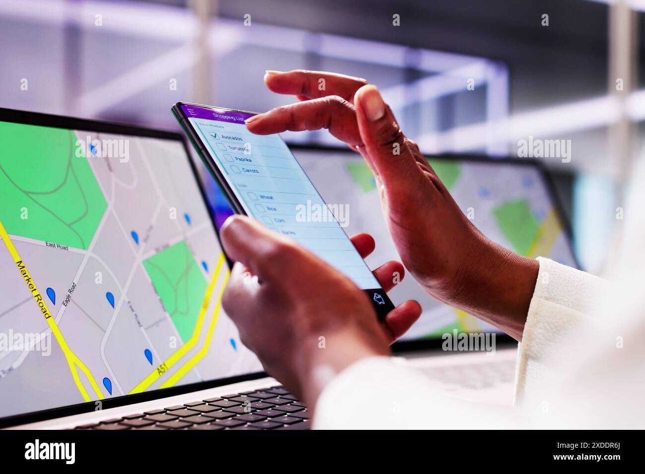 Avvocato donna che individua i confini della proprietà con navigazione GPS su smartphone durante la petizione della Corte per il reclamo della Banca Africana Foto Stock