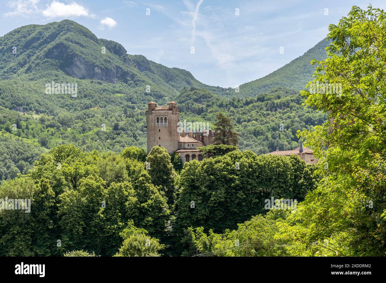 L'antica Rocchetta Mattei immersa nel verde dell'Appennino, Grizzana Morandi, Italia Foto Stock