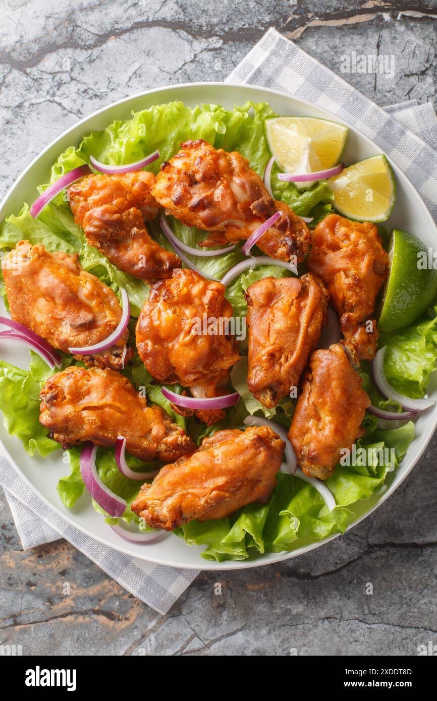 Tom Yum Fried Chicken, dove il croccante croccante di delizioso pollo fritto incontra un tocco fusion sul piatto dei sapori tom yum della Thailandia Foto Stock