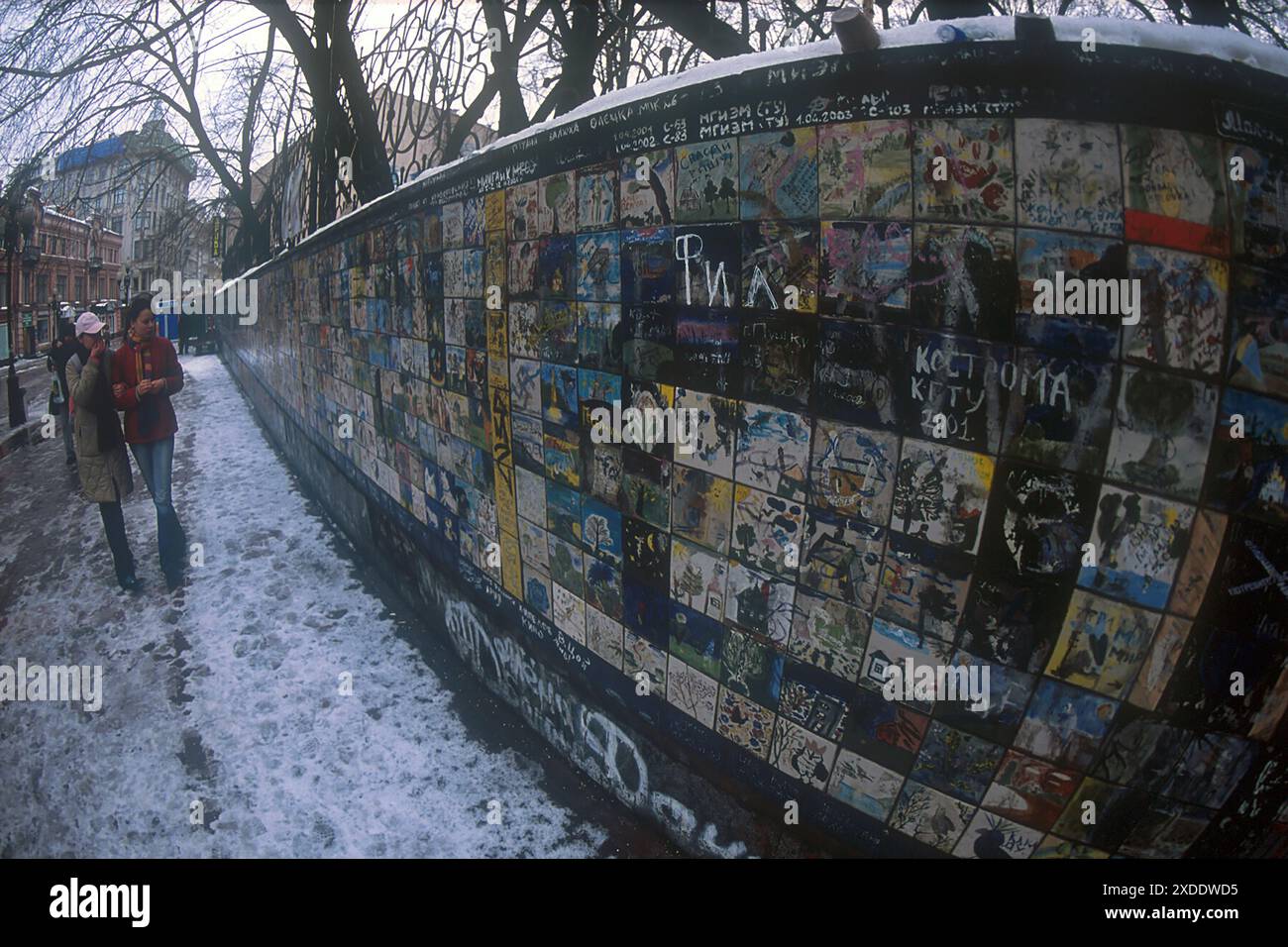 Ragazze che guardano le piastrelle sul muro, Arbat Street, Mosca, Russia Foto Stock