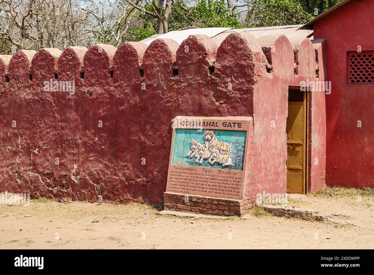 La verniciatura di una tigre famiglia al Jogimahal porta d'ingresso al Parco nazionale di Ranthambore e Ranthambhore Riserva della Tigre, Rajasthan, India settentrionale Foto Stock