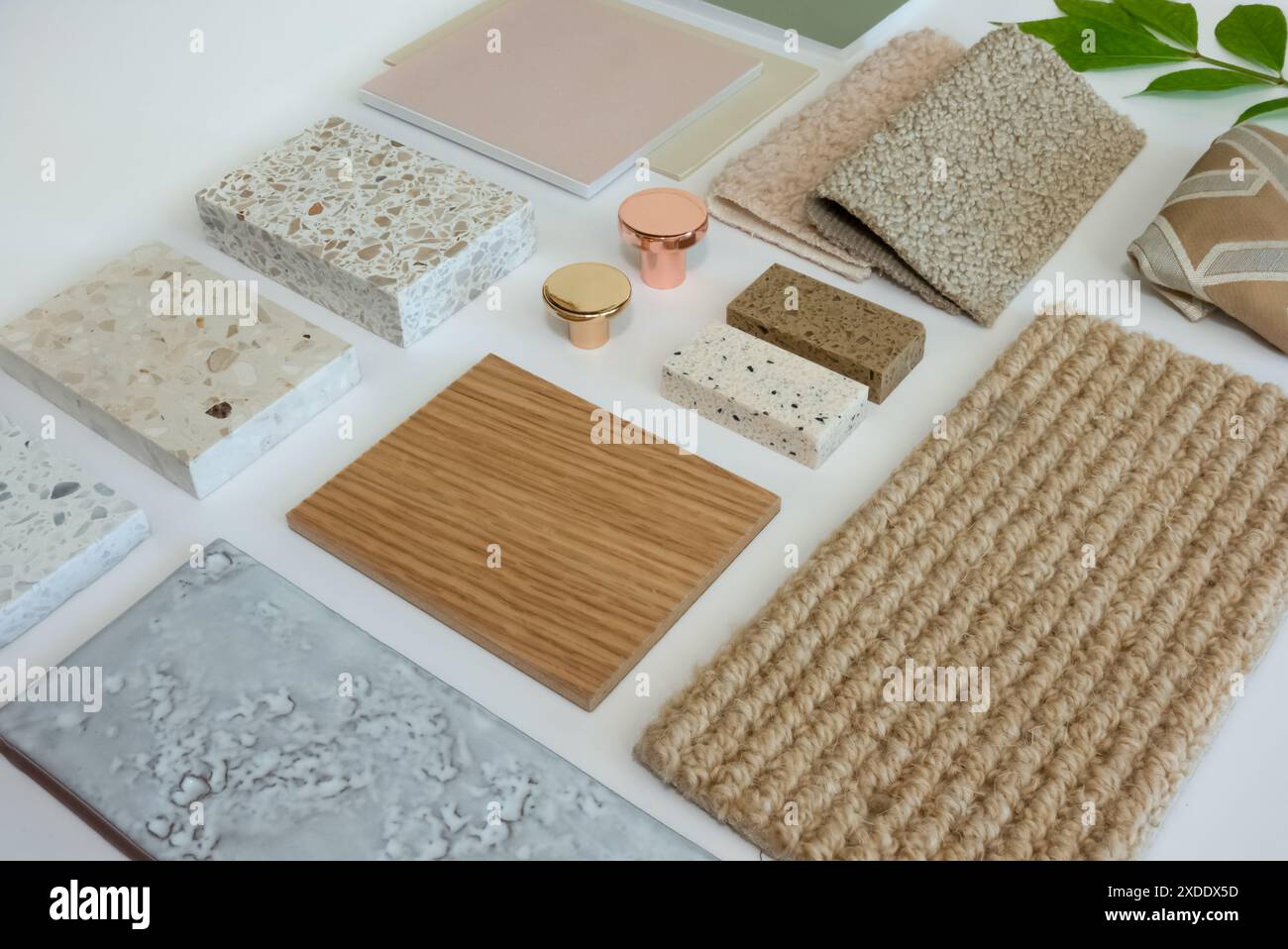 Tabellone per interni eclettici con tessuti, terrazzo, legno e piastrelle in ceramica per il concetto di Mood Board per la decorazione domestica Foto Stock