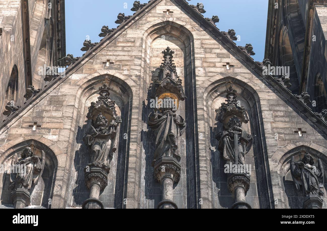 Dettaglio architettonico delle statue dei santi che decorano la facciata della Basilica dei Santi Pietro e Paolo Foto Stock