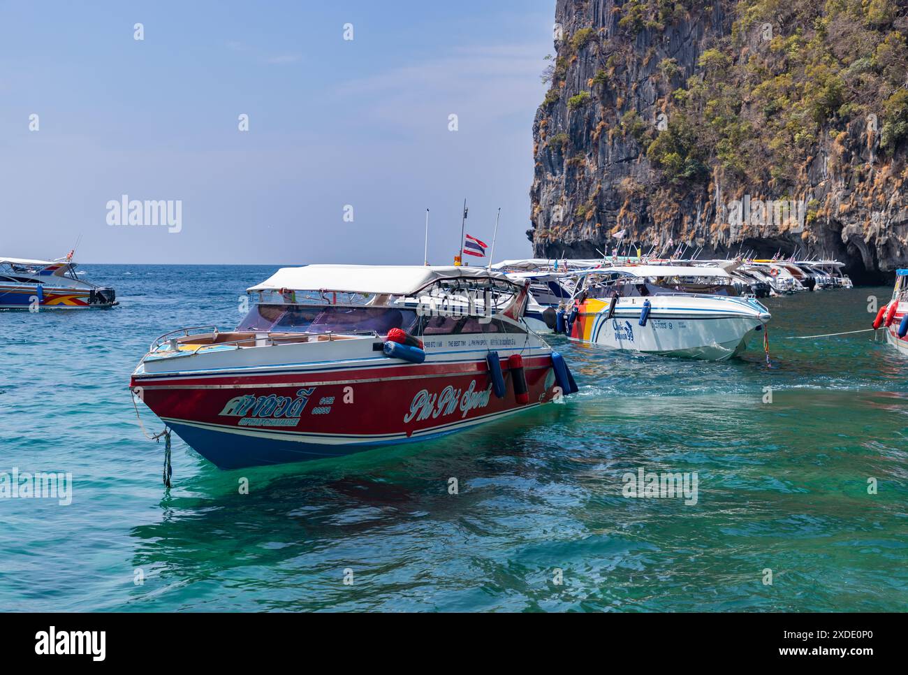 Una foto di motoscafi che riposano sull'isola di Ko Phi Phi Lee. Foto Stock