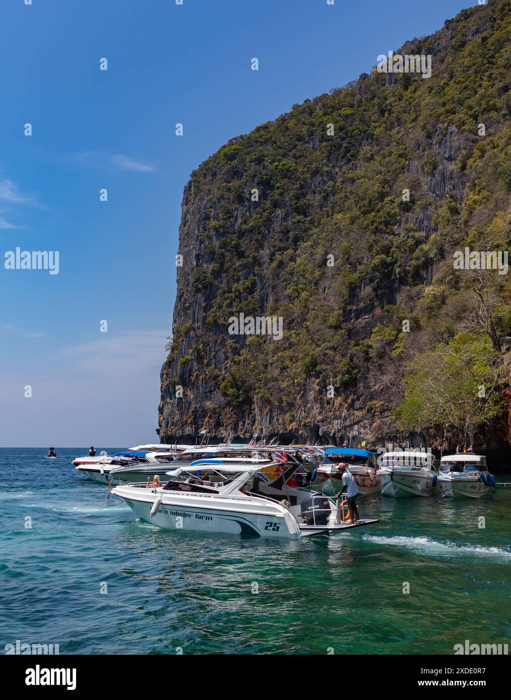 Una foto di motoscafi che riposano sull'isola di Ko Phi Phi Lee. Foto Stock