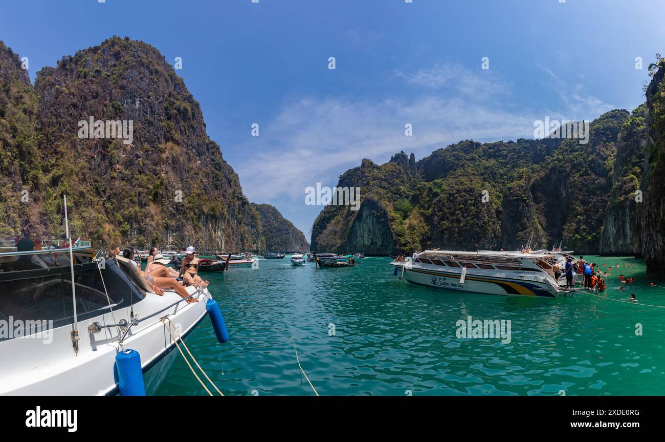 Un'immagine di tour in barca sulla baia di Pi Leh, all'isola di Ko Phi Phi Lee. Foto Stock