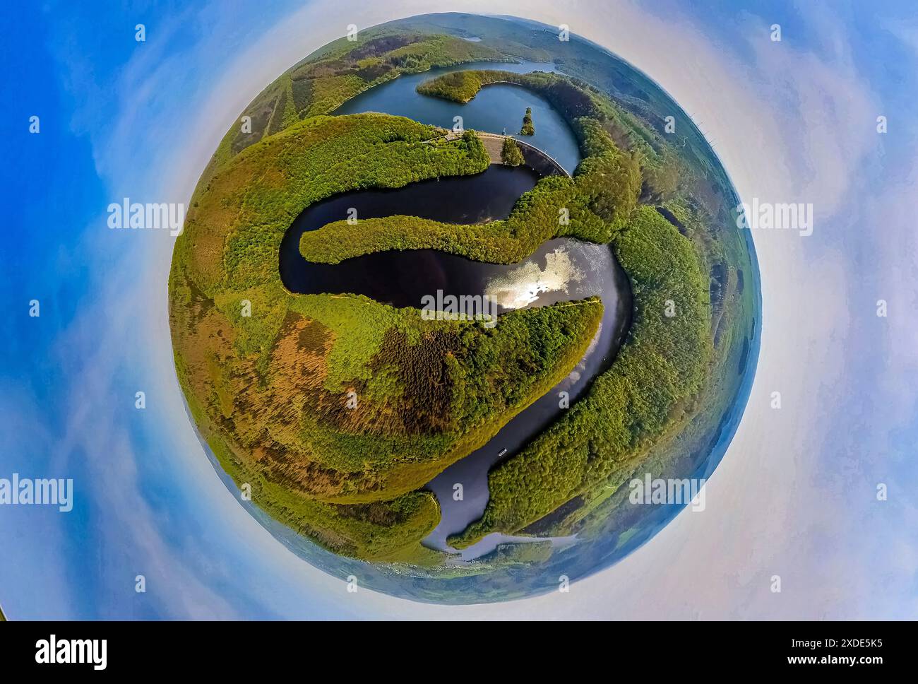 Vista aerea, globo terrestre, immagine fisheye, immagine a 360 gradi, mondo minuscolo, piccolo pianeta, fiume Rur, muro della diga di Urft - Obersee/Urftsee, area forestale Nordeife Foto Stock