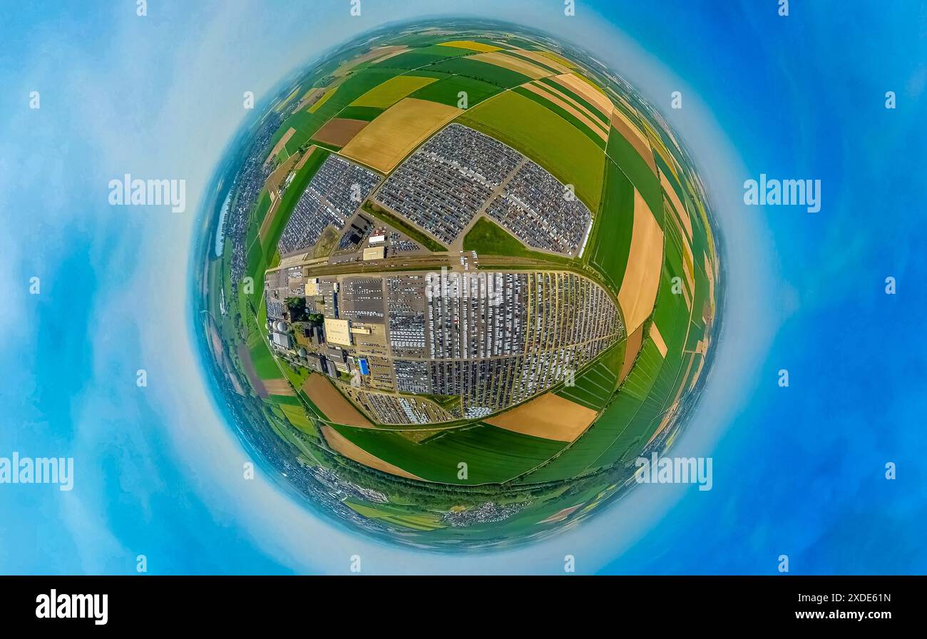 Luftbild, Wallenius Wilhelmsen Logistics Germania, Gewerbegebiet mit KFZ Transportunternehmen für PKW und LKW, Mega Parkplatz, umgeben von kachelförmig Foto Stock