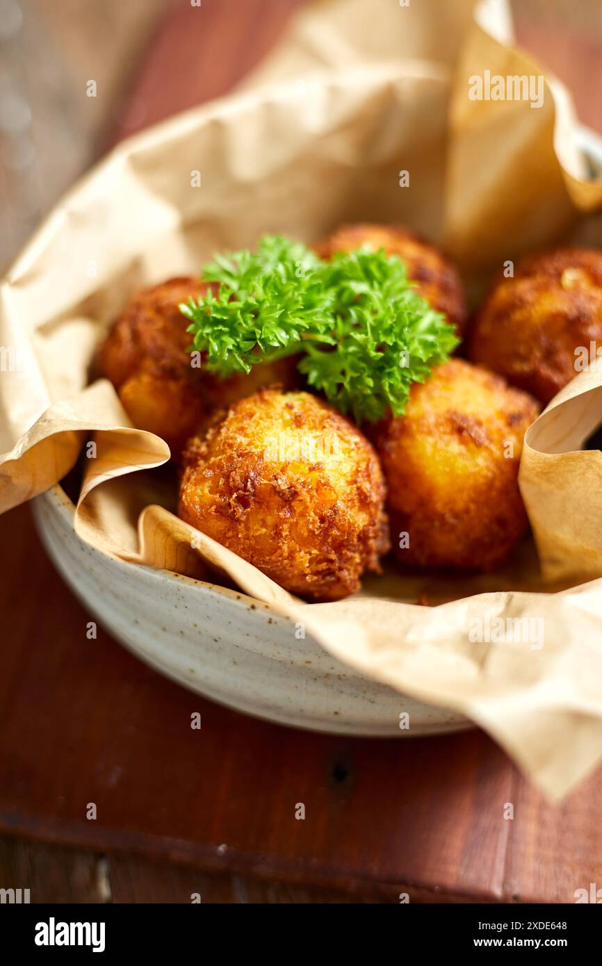 Polpette di formaggio fritte in profondità, focalizzazione selettiva Foto Stock