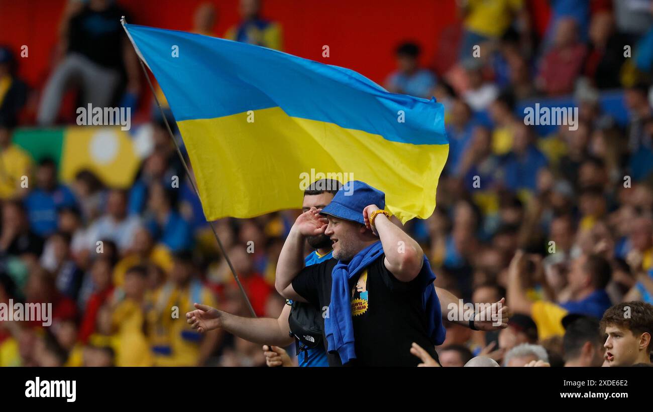 Nella foto: Ucraini fans 21.06.2024, GER, Duesseldorf, Slovacchia contro Ucraina, Campionato europeo 2024, 2nd Gameday, Merkur Spiel-Arena, LE NORMATIVE DFL VIETANO QUALSIASI USO DI FOTOGRAFIE COME SEQUENZE DI IMMAGINI E/O QUASI-VIDEO. Crediti: HMB Media/Heiko Becker/Alamy Live News Foto Stock