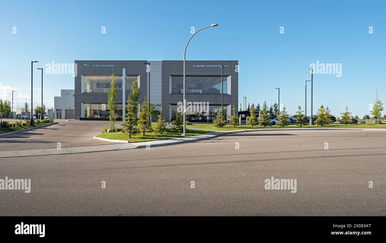 Calgary, Alberta, Canada – 21 giugno 2024: Vista sulla strada degli esterni della concessionaria Royal Oak Jaguar e Land Rover Foto Stock