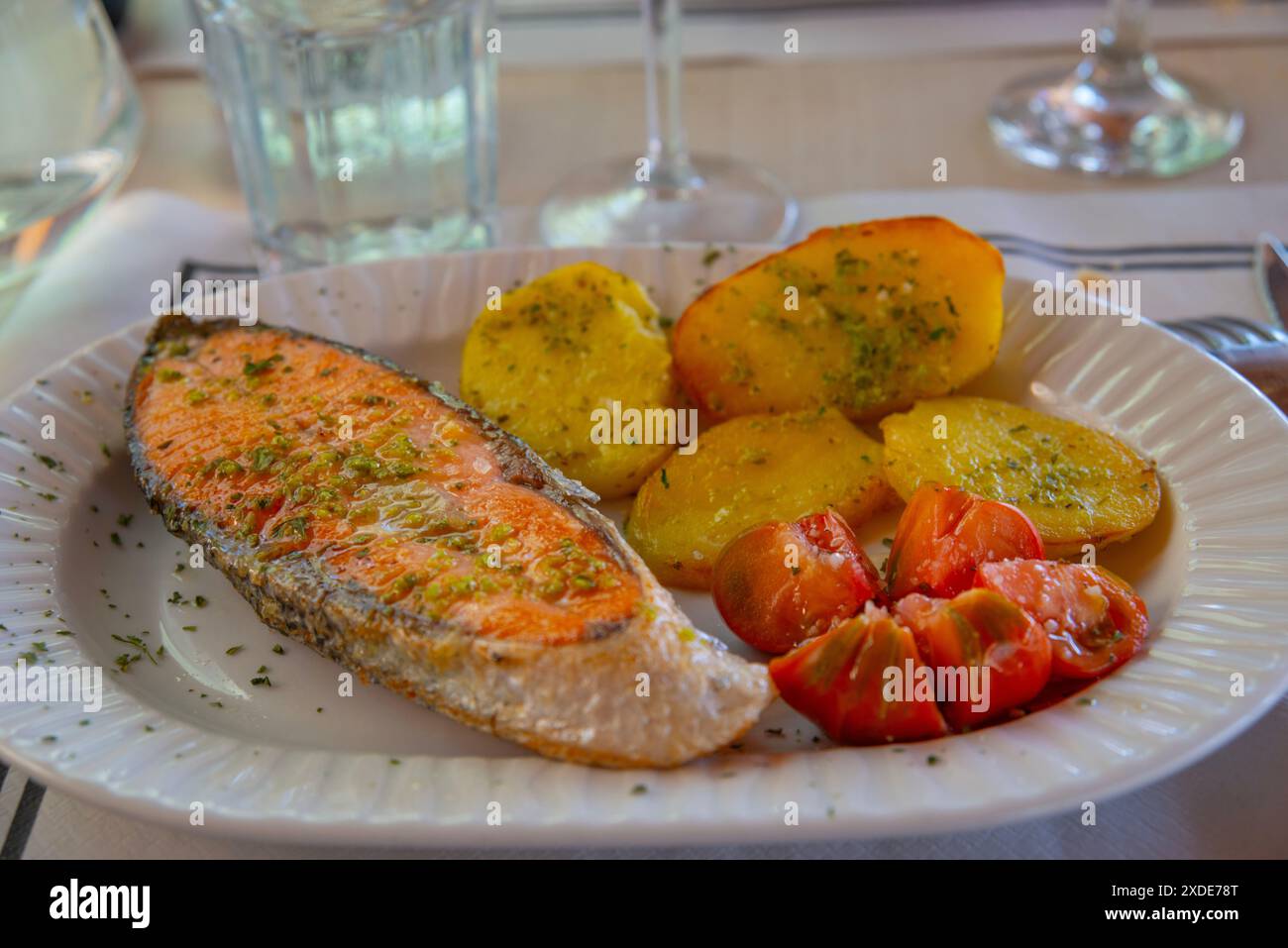 Fetta di salmone grigliata con pomodoro e patate. Foto Stock