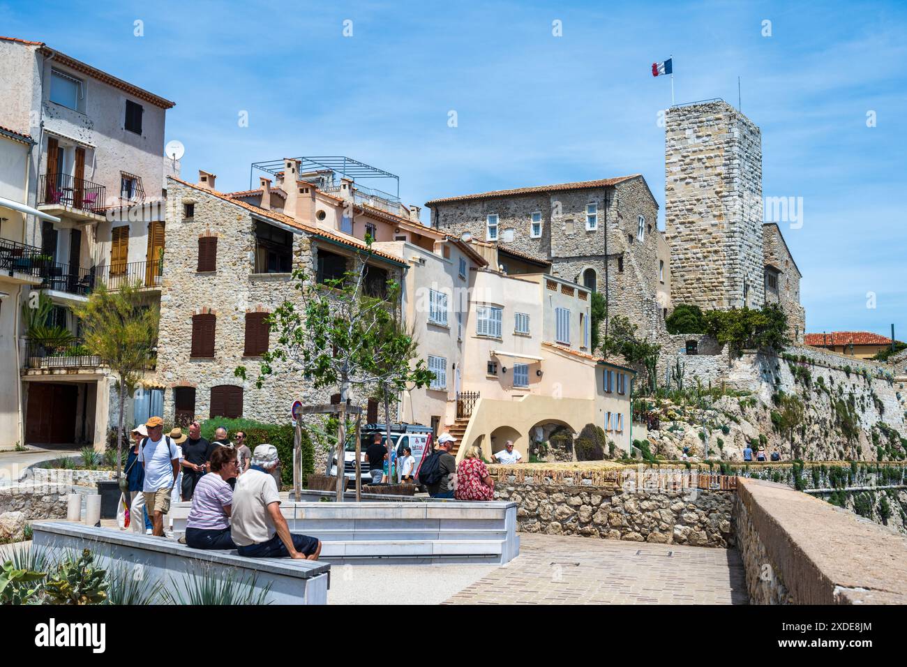Promenade Amiral de Grasse con il campanile della cattedrale sullo sfondo nella città vecchia di Antibes (Vieil Antibes), Costa Côte Azzurra, Provenza, Francia Foto Stock