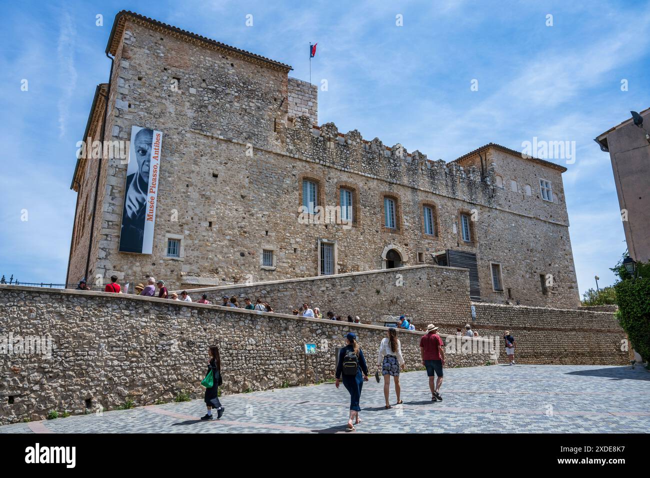I visitatori fanno la fila al Museo Picasso di Château Grimaldi nella città vecchia di Antibes (Vieil Antibes) sulla Costa Azzurra, Côte d'Azur, Provenza, Francia Foto Stock