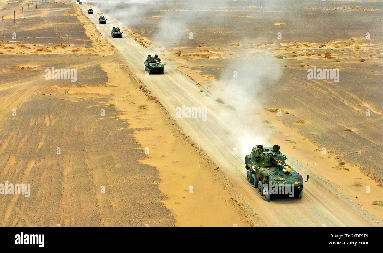 JIUQUAN, CINA - 20 GIUGNO 2024 - le unità di artiglieria si muovono rapidamente verso l'area di assemblaggio durante un'esercitazione tattica a fuoco vivo a Jiuquan, provincia di Gansu, Foto Stock