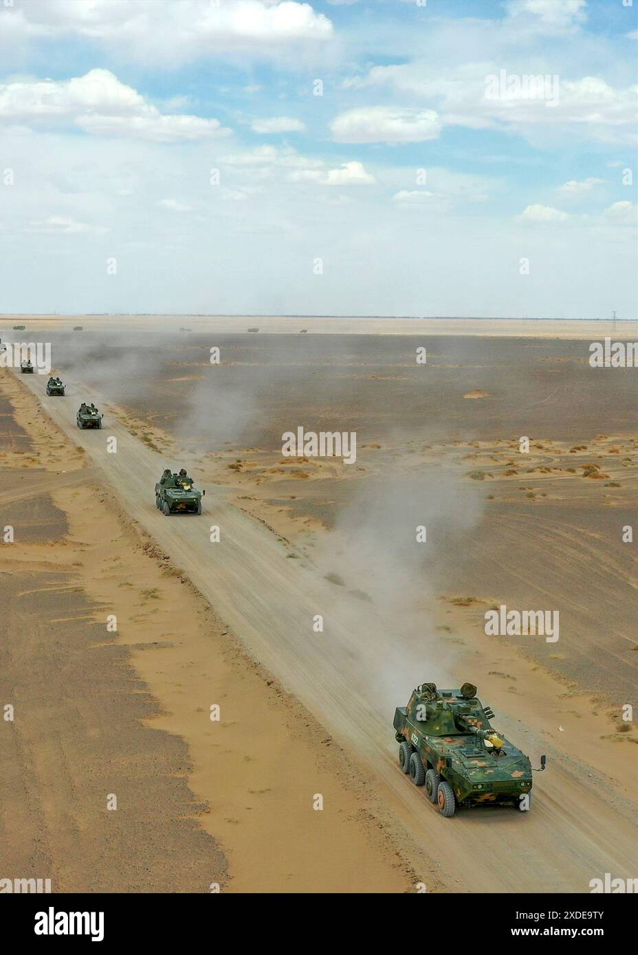JIUQUAN, CINA - 20 GIUGNO 2024 - le unità di artiglieria si muovono rapidamente verso l'area di assemblaggio durante un'esercitazione tattica a fuoco vivo a Jiuquan, provincia di Gansu, Foto Stock