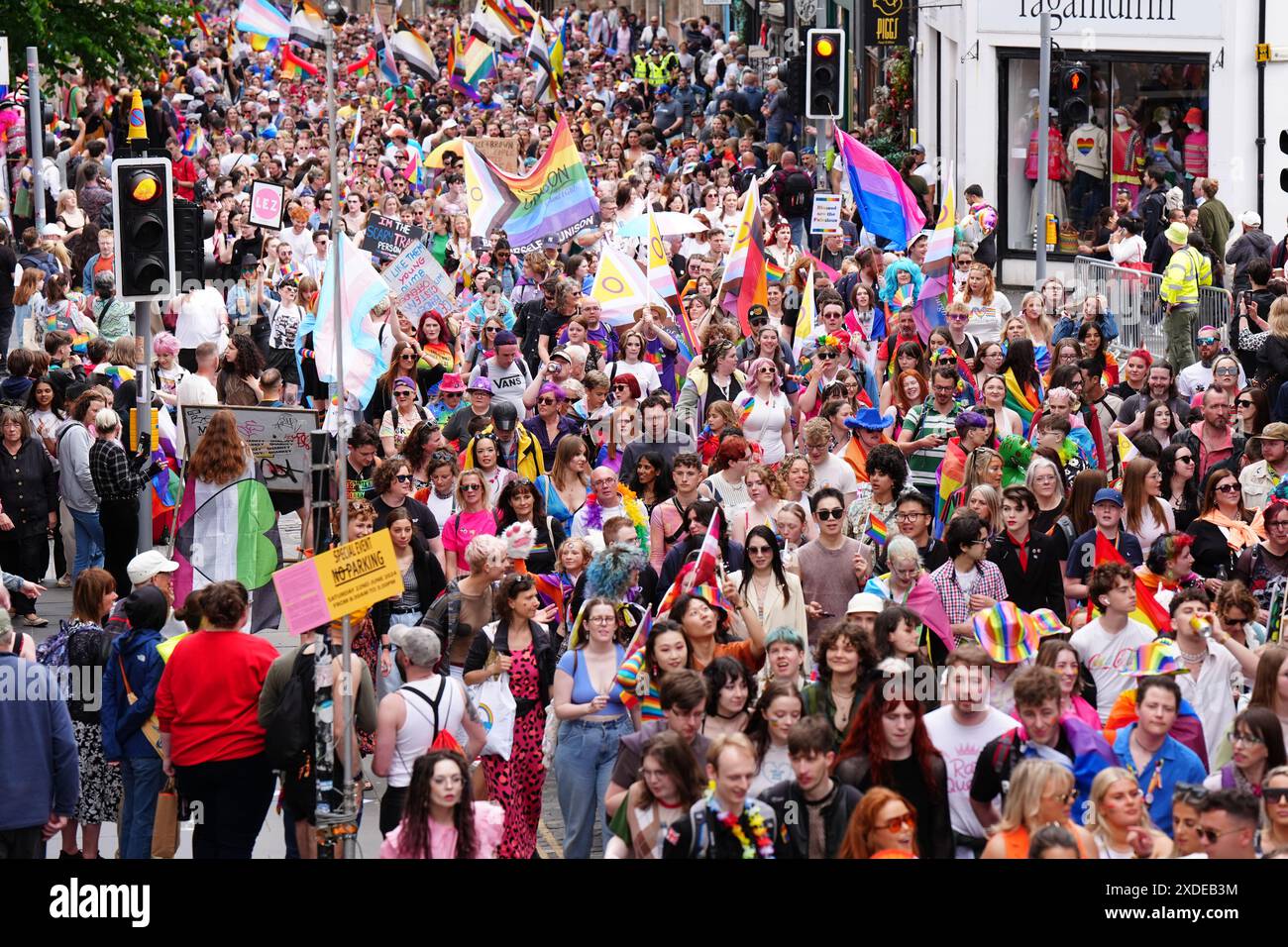 Persone durante l'Edinburgh Pride. Data foto: Sabato 22 giugno 2024. Foto Stock