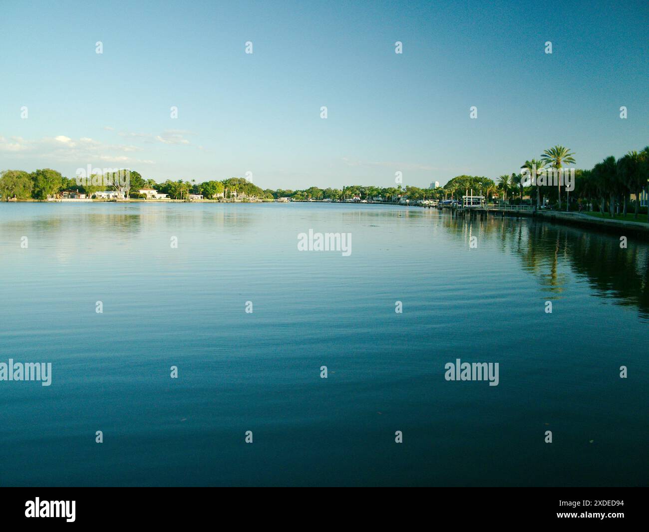 Ampia vista del Coffee Pot Park a St. Petersburg, Florida, con acqua blu e cielo. Marciapiede sul lato destro in una giornata di sole. Guardando a sud Foto Stock