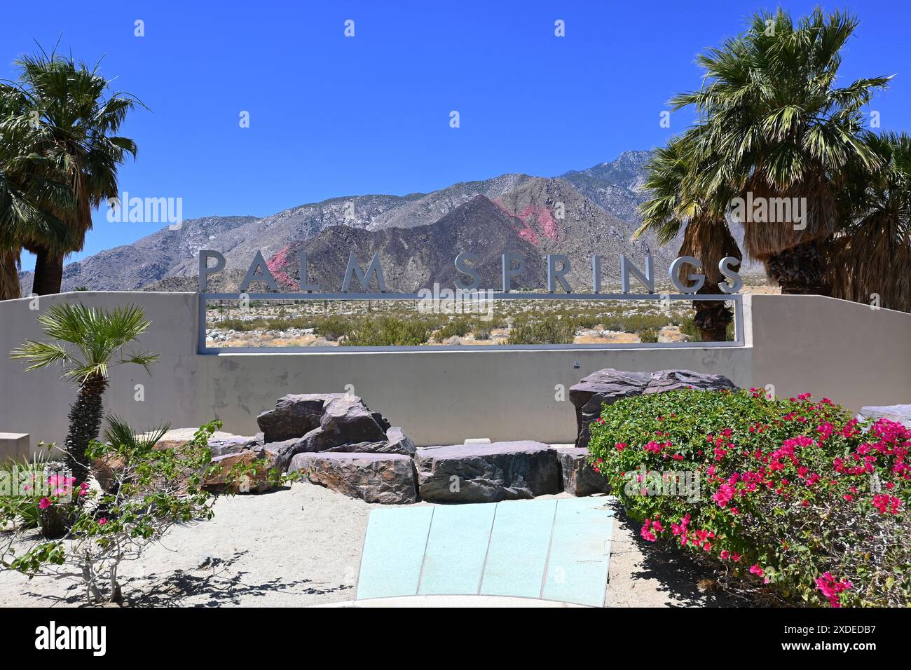PALM SPRINGS, CALIFORNIA - 21 giugno 2024: Cartello di Palm Springs vicino al centro visitatori sulla North Palm Canyon Drive. Foto Stock