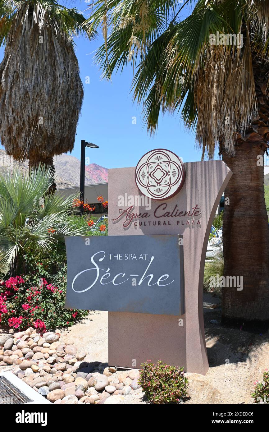 PALM SPRINGS, CALIFORNIA - 20 giugno 2024: Cartello per la sec-He Spa presso l'Agua Caliente Cultrual Plaza sulla Tahquitz Canyon Way. Foto Stock