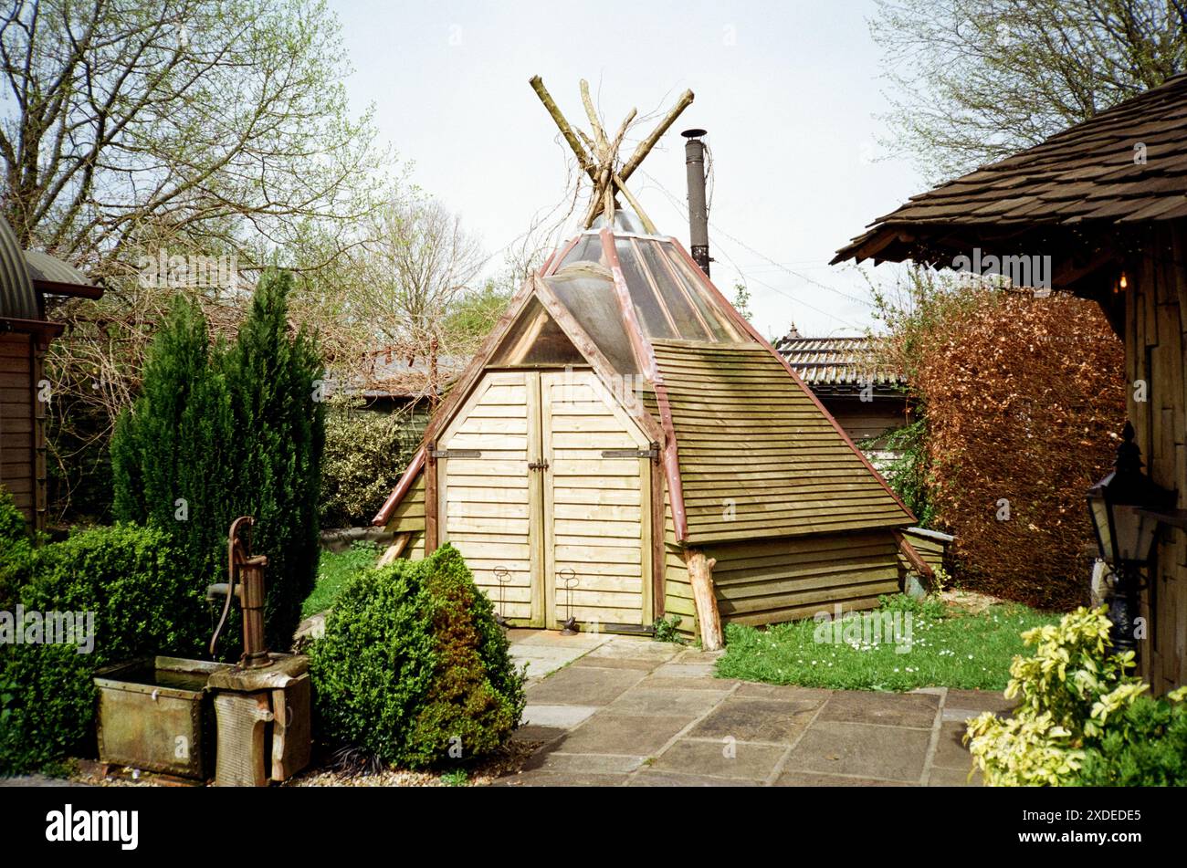 Il carro e il Wigwam vasca calda piccola casa vacanze Guest accommodation, Hattingley, Medstead, Alton, Hampshire, Inghilterra, Regno Unito. Foto Stock