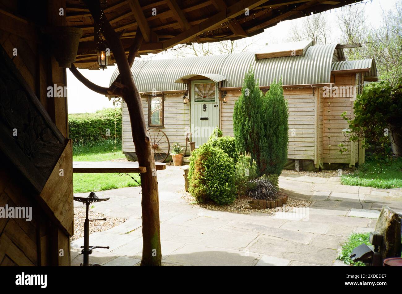 Il carro e il Wigwam vasca calda piccola casa vacanze Guest accommodation, Hattingley, Medstead, Alton, Hampshire, Inghilterra, Regno Unito. Foto Stock