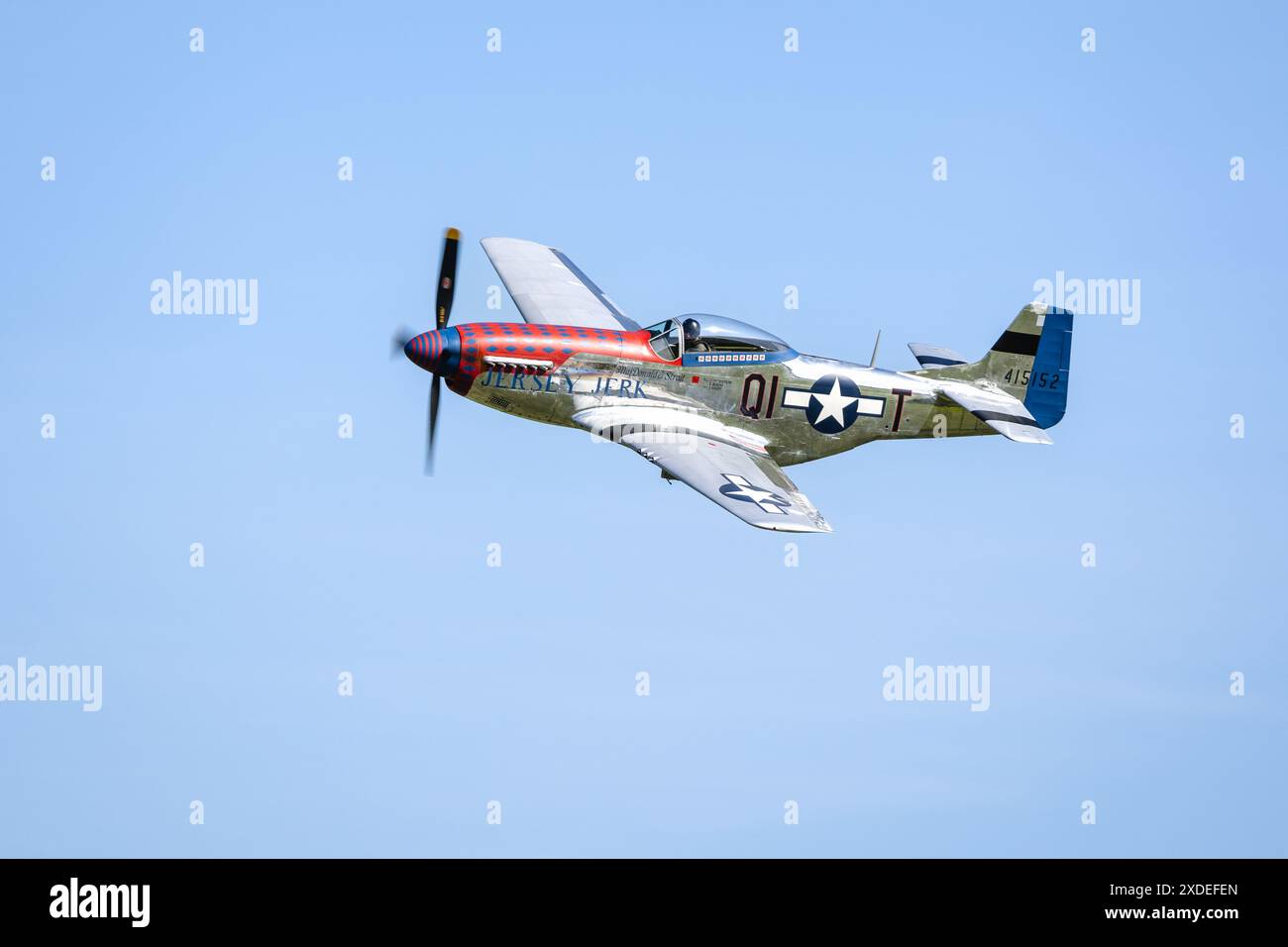 1944 North American P-51D Mustang «Jersey jerk» in volo al Military Airshow tenutosi a Shuttleworth il 2 giugno 2024. Foto Stock
