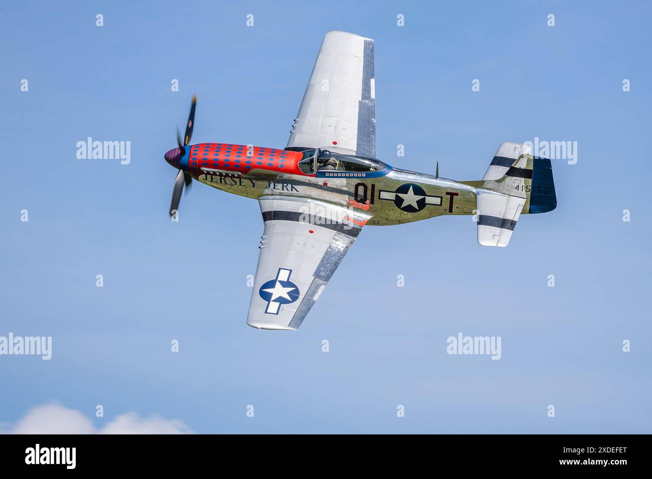 1944 North American P-51D Mustang «Jersey jerk» in volo al Military Airshow tenutosi a Shuttleworth il 2 giugno 2024. Foto Stock