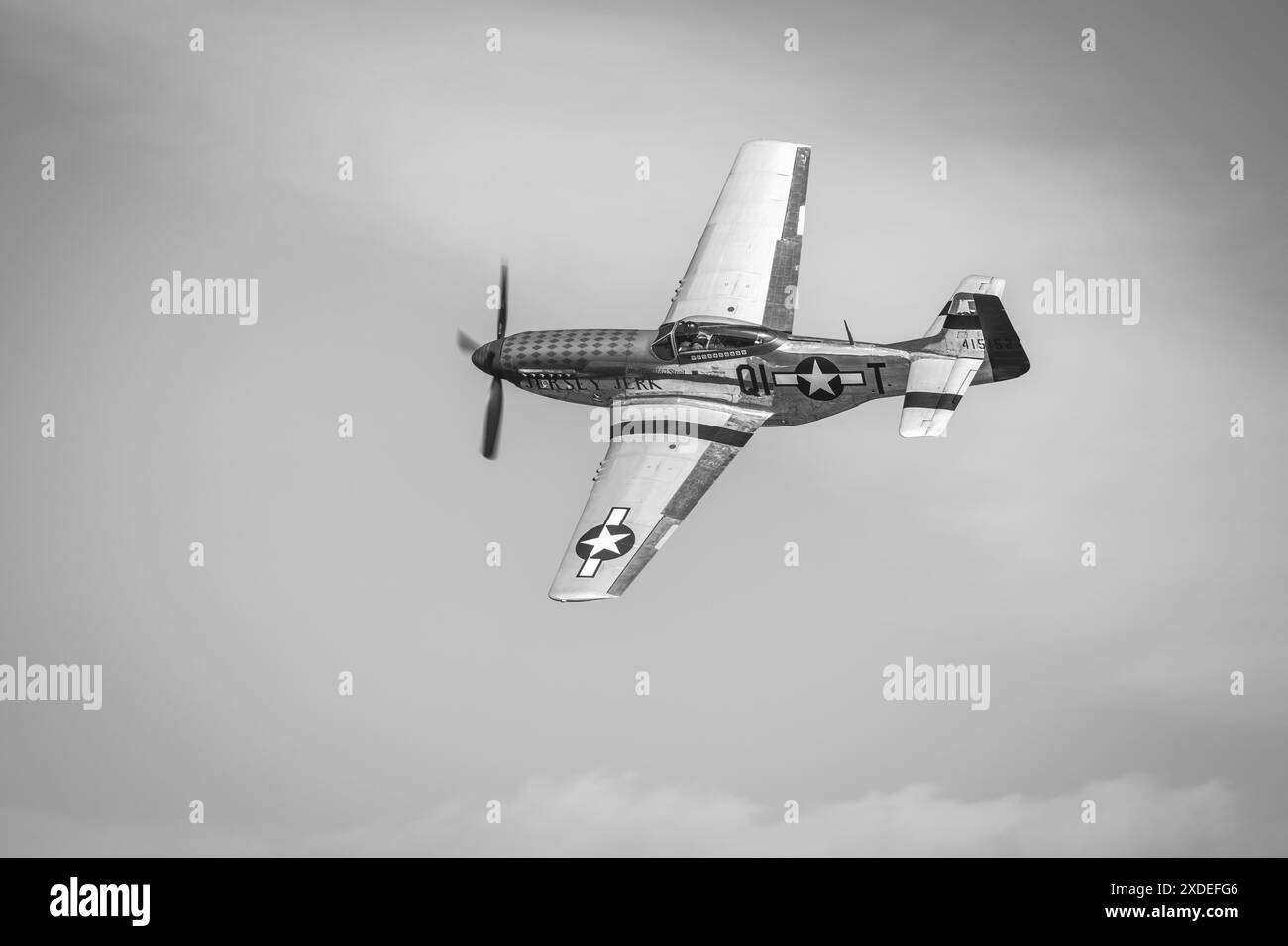 1944 North American P-51D Mustang «Jersey jerk» in volo al Military Airshow tenutosi a Shuttleworth il 2 giugno 2024. Foto Stock