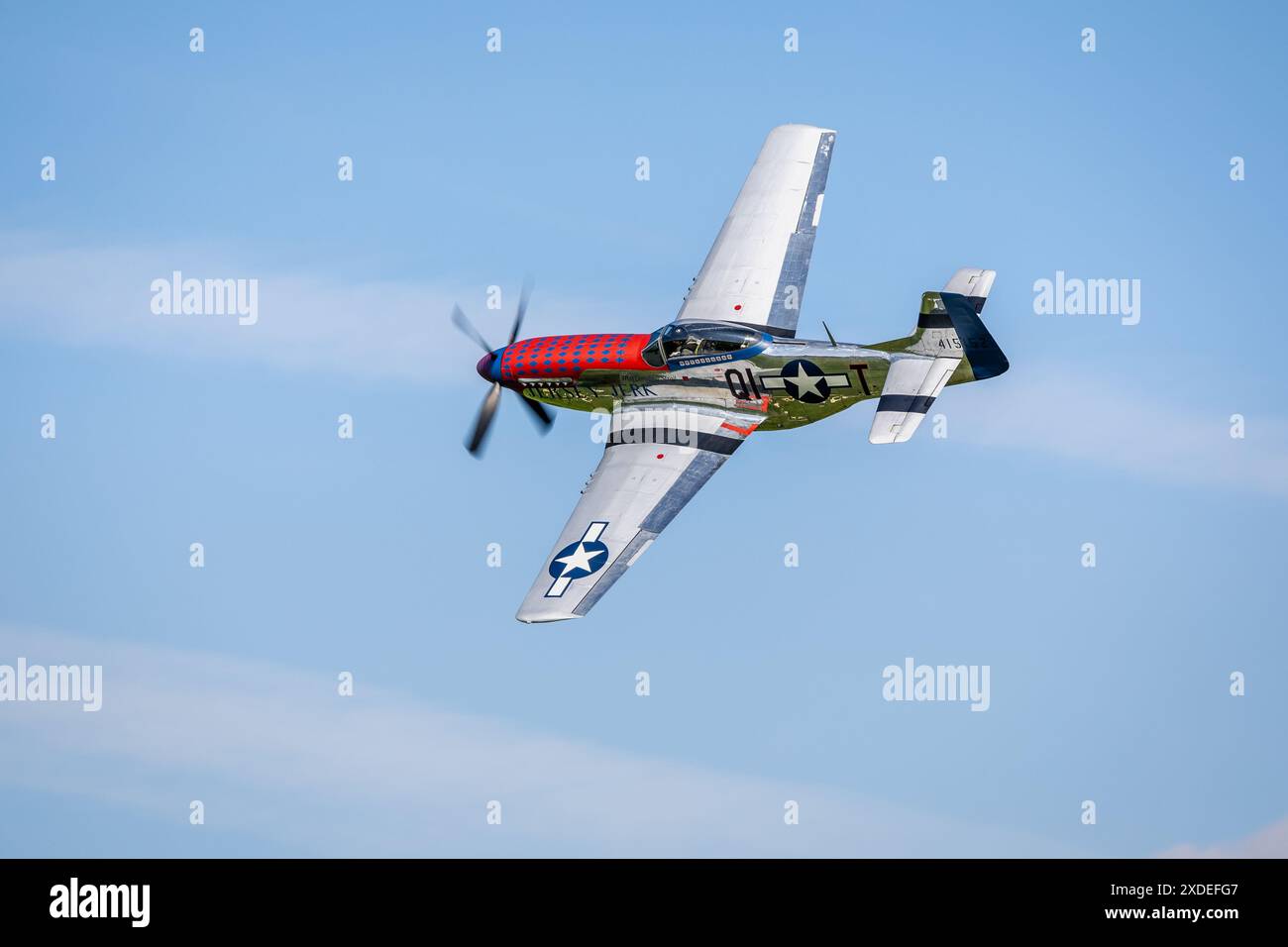 1944 North American P-51D Mustang «Jersey jerk» in volo al Military Airshow tenutosi a Shuttleworth il 2 giugno 2024. Foto Stock