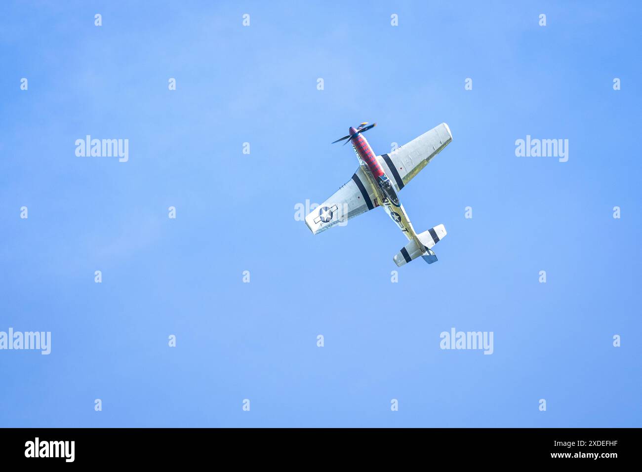 1944 North American P-51D Mustang «Jersey jerk» in volo al Military Airshow tenutosi a Shuttleworth il 2 giugno 2024. Foto Stock