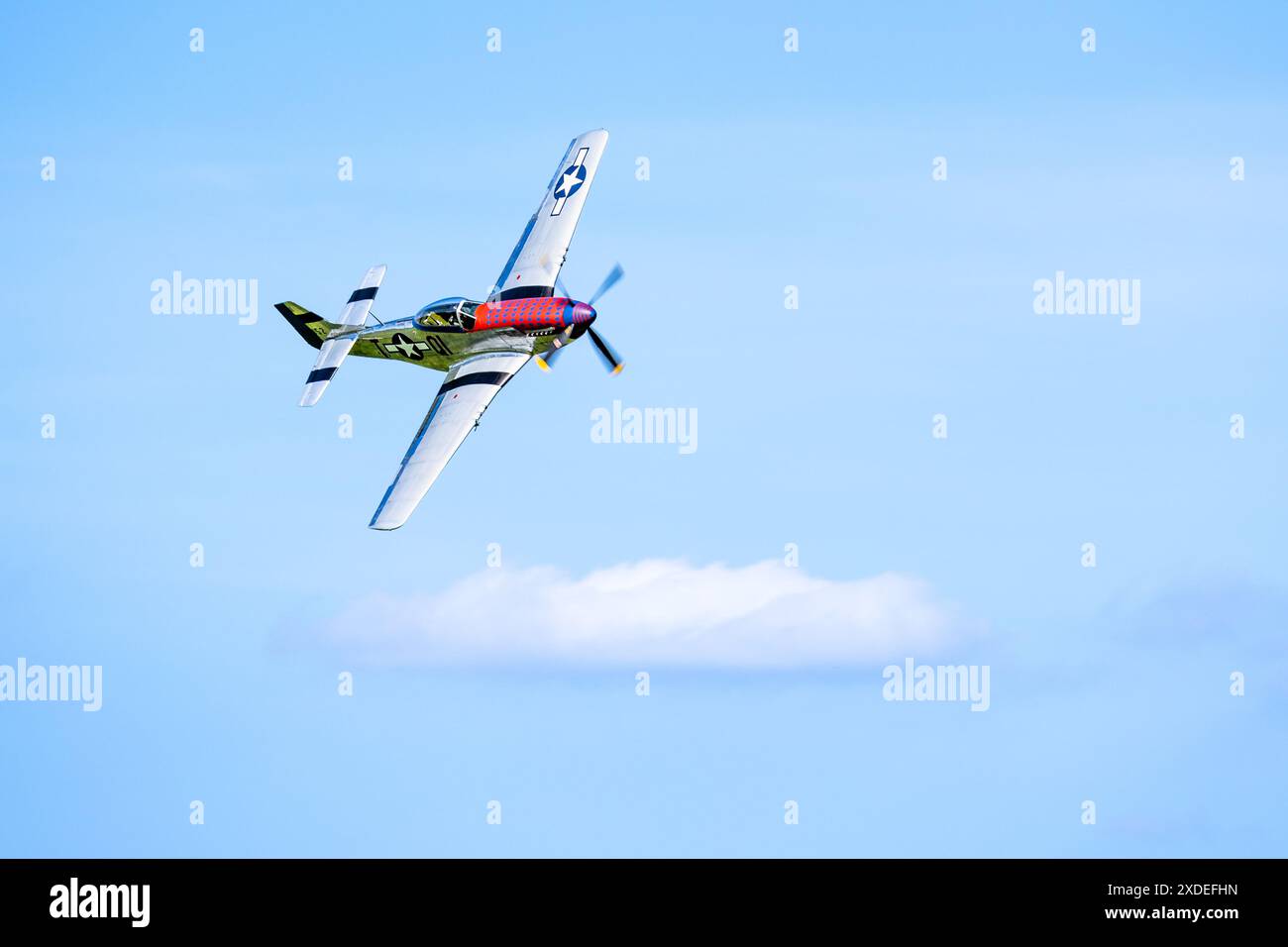 1944 North American P-51D Mustang «Jersey jerk» in volo al Military Airshow tenutosi a Shuttleworth il 2 giugno 2024. Foto Stock