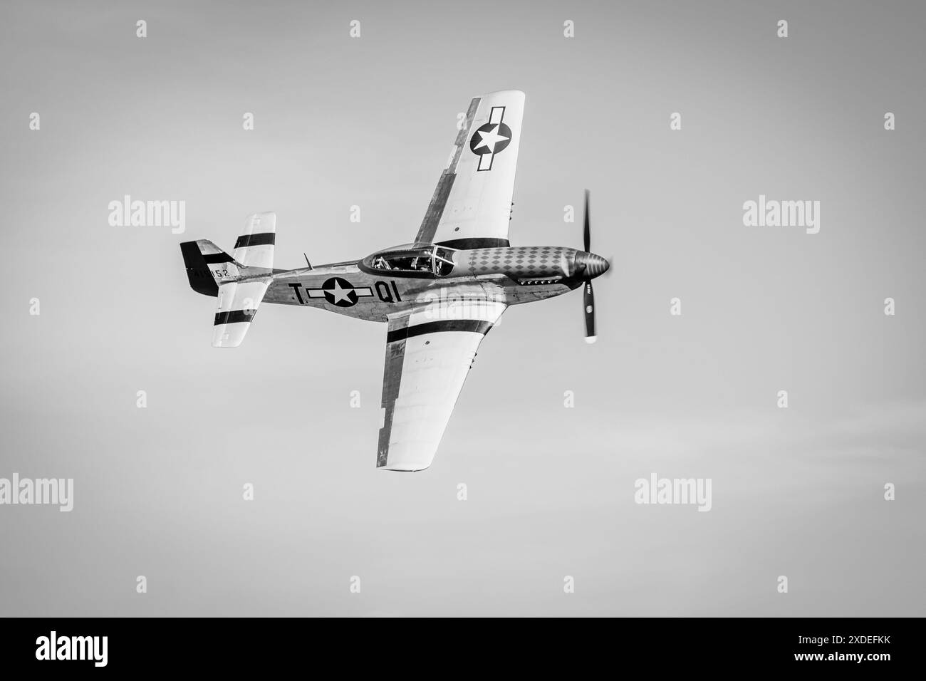 1944 North American P-51D Mustang «Jersey jerk» in volo al Military Airshow tenutosi a Shuttleworth il 2 giugno 2024. Foto Stock