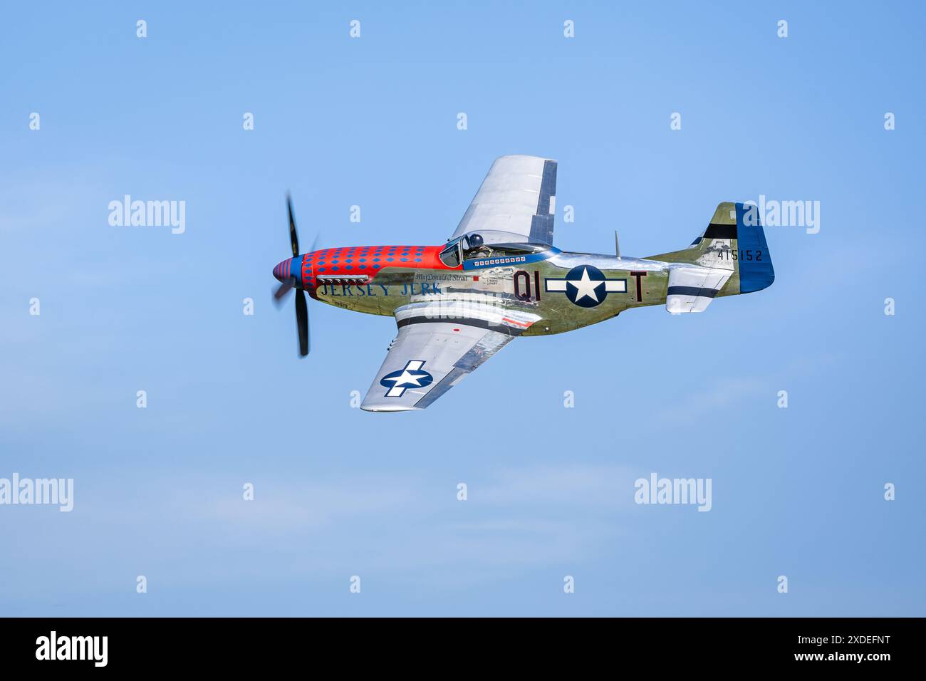 1944 North American P-51D Mustang «Jersey jerk» in volo al Military Airshow tenutosi a Shuttleworth il 2 giugno 2024. Foto Stock