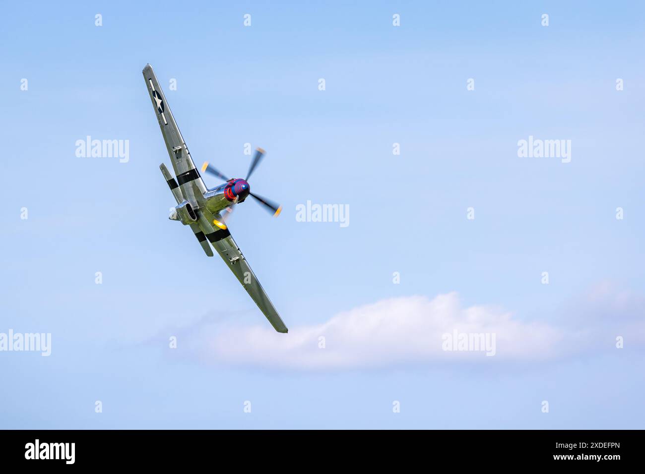 1944 North American P-51D Mustang «Jersey jerk» in volo al Military Airshow tenutosi a Shuttleworth il 2 giugno 2024. Foto Stock