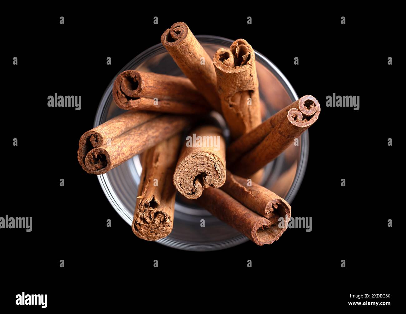 Cannella corteccia in un bicchiere dall'alto. Bastoncini di corteccia cruda di Ceylon e cannella indonesiana, Cinnamomum verum e C. burmanni. Foto Stock