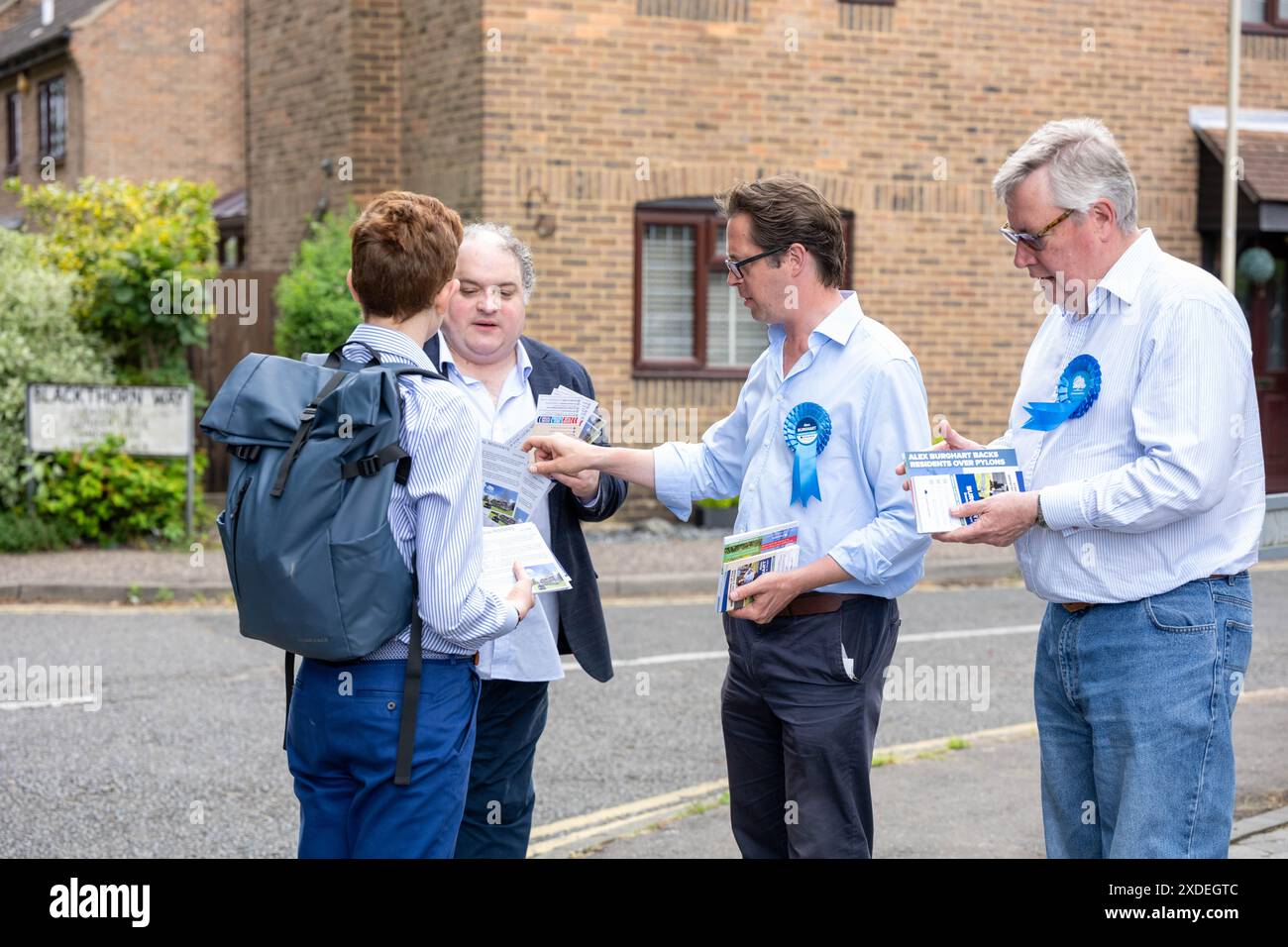 Brentwood Essex 22 giugno 2024 Alex Burghart, (occhiali, camicia blu) candidato parlamentare conservatore per Brentwood e Ongar, in campagna elettorale a Brentwood per le elezioni generali. Crediti: Ian Davidson/Alamy Live News Foto Stock