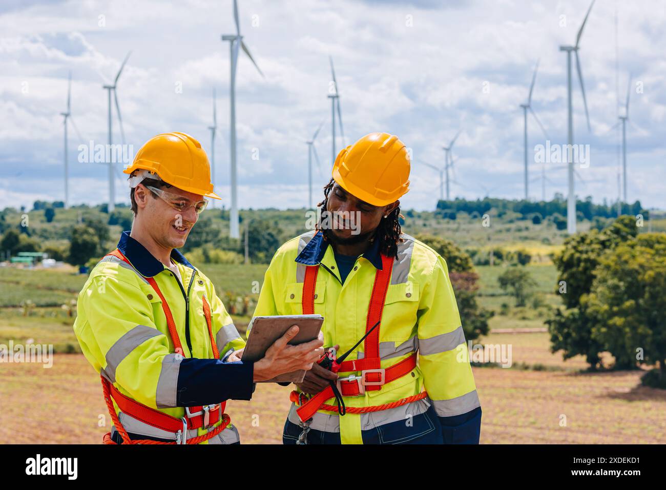 Indagine del gruppo di lavoro del team di ingegneri presso la manutenzione del generatore eolico manutenzione del mulino eolico all'aperto. Foto Stock Indagine del gruppo di lavoro del team di ingegneri presso la manutenzione del generatore eolico manutenzione del mulino eolico all'aperto. Foto Stock