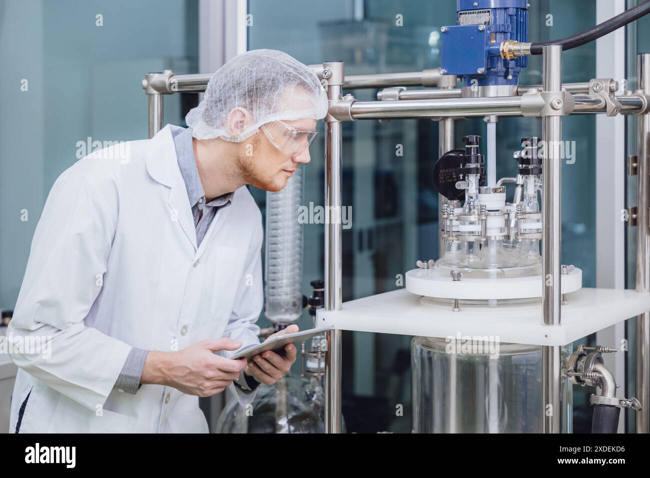Personale scientifico che lavora con Equipment in Science Lab. Personale della fabbrica medica. Processi per impianti farmaceutici. Foto Stock