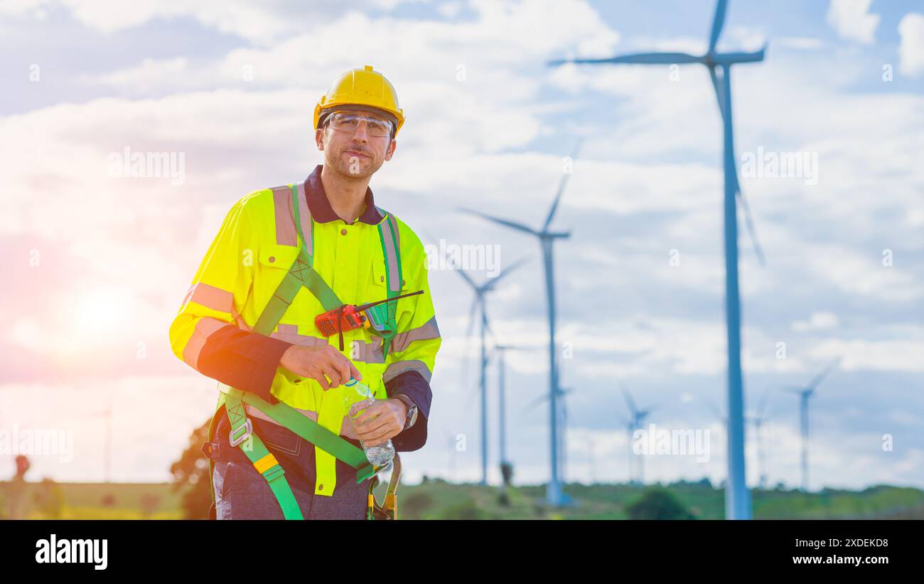 ingegnere lavoratore maschio all'aperto nella calda stagione estiva stanco assetato, uomo che lavora acqua potabile servizio turbine eoliche generatore di energia. Foto Stock ingegnere lavoratore maschio all'aperto nella calda stagione estiva stanco assetato, uomo che lavora acqua potabile servizio turbine eoliche generatore di energia. Foto Stock