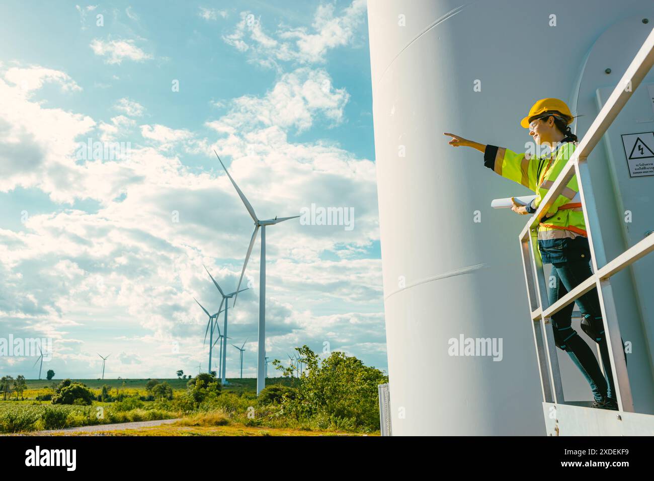 ingegnere donna che lavora all'aperto con sicurezza nelle turbine eoliche background di centrali elettriche a energia pulita, lavoratori con tecnologia per le energie rinnovabili Foto Stock ingegnere donna che lavora all'aperto con sicurezza nelle turbine eoliche background di centrali elettriche a energia pulita, lavoratori con tecnologia per le energie rinnovabili Foto Stock