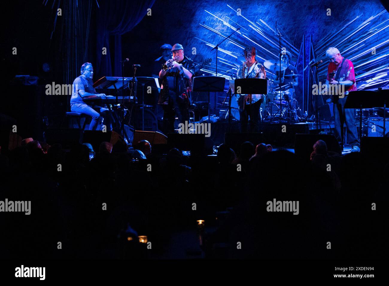 New York, Stati Uniti. 21 giugno 2024. The Brecker Brothers Band Reunion, con Randy Brecker alla tromba, moglie Ada Rovatti al sassofono, George Whitty alle tastiere, Barry Finnerty alla chitarra, James Genus al basso e Rodney Holmes alla batteria alla Sony Hall di Times Square. Crediti: M. Stan Reaves/Alamy Live News Foto Stock