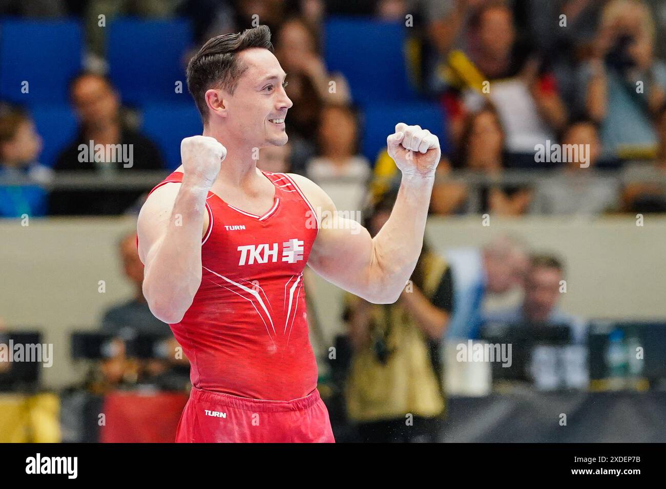 22 giugno 2024, Assia, Rüsselsheim: Ginnastica: Qualificazione olimpica, qualificazione olimpica di ginnastica maschile, grande palazzetto dello sport. Andreas Toba fa il tifo per le barre parallele. Foto: Uwe Anspach/dpa Foto Stock