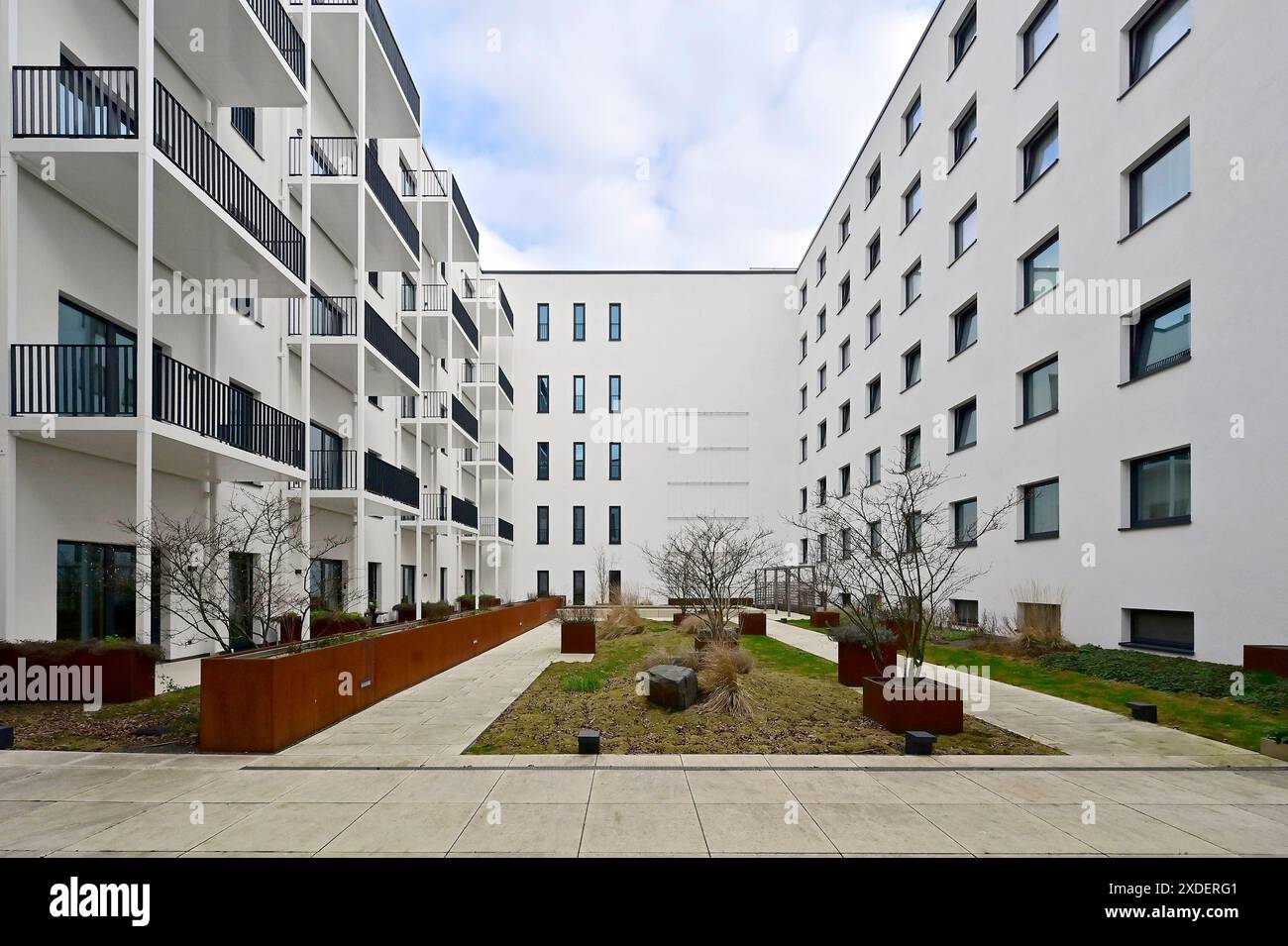 07.03.2024, Deutschland, Nordrhein-Westfalen, Ruhrgebiet, Recklinghausen. MarktQuartier. Mehrstoeckige Warenhaeuser waren einst begehrte Einkaufsstaetten, sind heute jedoch ein Auslaufmodell. DAS ehemalige Karstadt-Warenhaus in Recklinghausen musste 2016 seinen Betrieb einstein llen. Die AIP-Unternehmensgruppe entwickelte in Kooperation mit der Stadt Recklinghausen ein Mixed-use-Konzept fuer das Gebaeude mit CA. 30,300 Quadratmetern Gesamtflaeche. Es wurde zugunsten der Umweltbalance und Klimaneutralitaet aufwendig saniert. Im Erdgeschoss des MarktQuartiers entstand ein Mix aus Nahversorgung, Gast Foto Stock