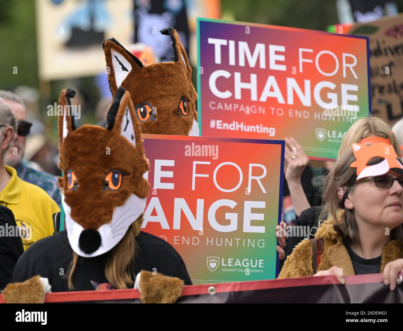 I tifosi della League Against Cruel Sports si vestono da volpi durante il Restore Nature Now march come parte della loro campagna Time for Change per vedere il prossimo governo stringere le leggi sulla caccia. La marcia ha visto migliaia di persone provenienti da gruppi climatici e naturalistici scendere in strada per esortare i politici a dare priorità all’ambiente. Credito: Doug Peters/EMPICS Foto Stock