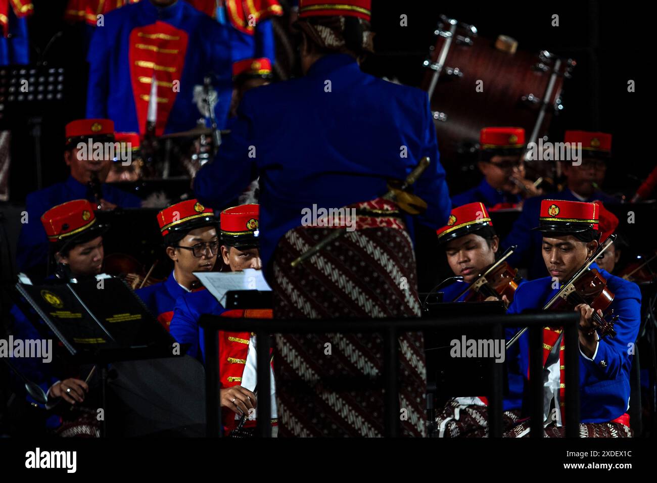 Kulonprogo, Yogyakarta, Indonesia. 22 giugno 2024. I musicisti dei volontari di Kraton, noti come 'Abdi Dalem', che sono membri della Yogyakarta Royal Orchestra suonano musica per commemorare la giornata Mondiale della musica nella Reggenza di Kulonprogo. (Credit Image: © Angga Budhiyanto/ZUMA Press Wire) SOLO PER USO EDITORIALE! Non per USO commerciale! Crediti: ZUMA Press, Inc./Alamy Live News Foto Stock