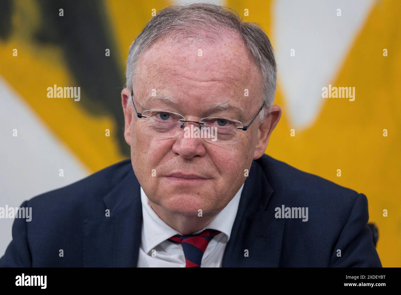 Stephan Weil (Ministro-Presidente della bassa Sassonia, SPD) in una conferenza stampa dopo la Conferenza dei Ministri-Presidenti con i Capi di stato Foto Stock